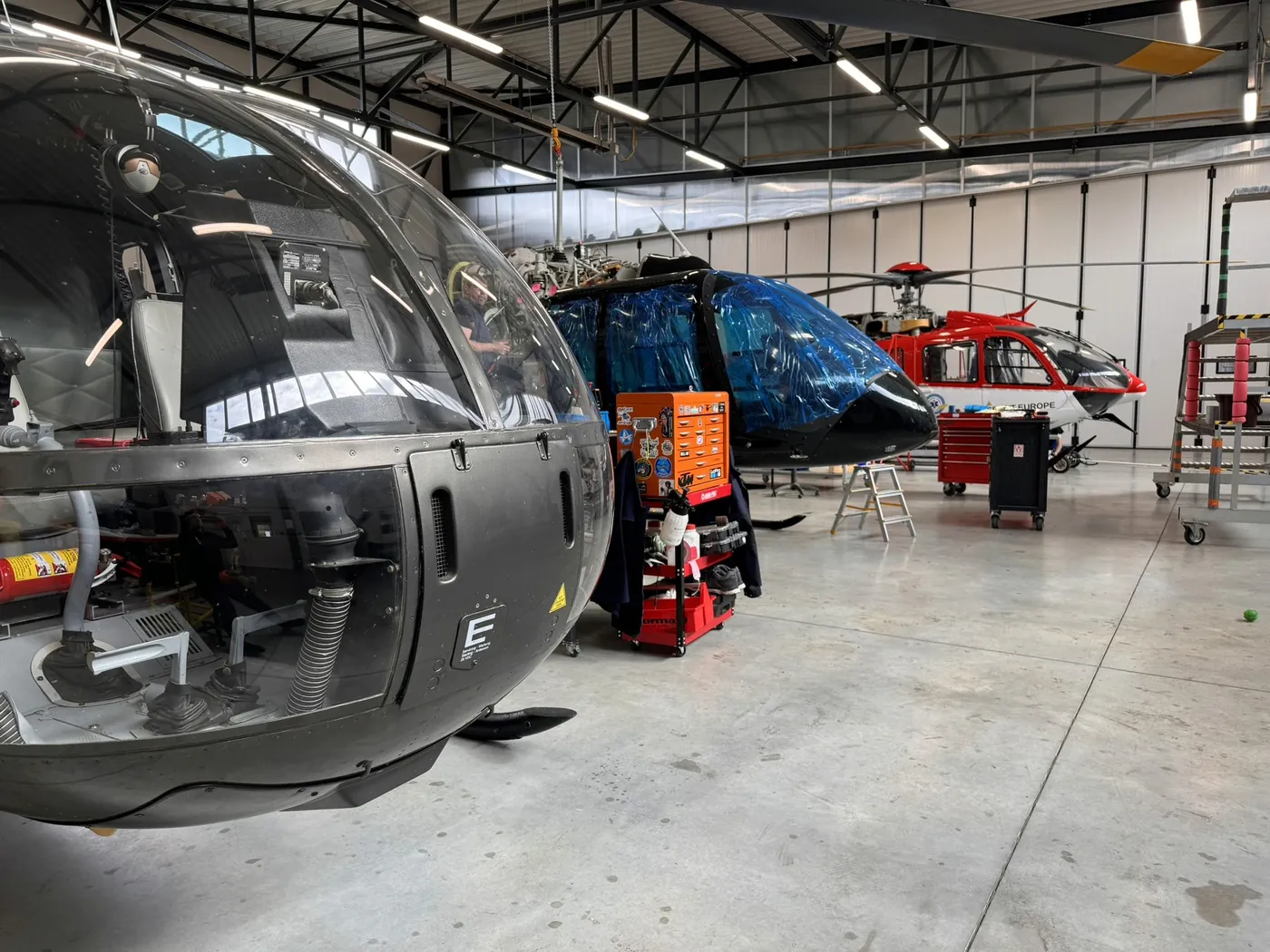 Vrtulníky v hangáru Easy Aviation na letišti Přerov