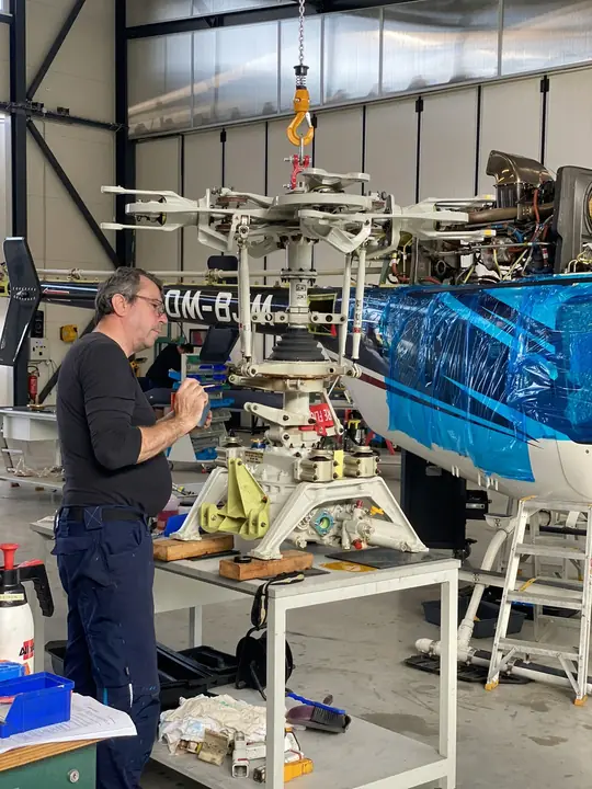 Technik při práci na rotorové hlavě