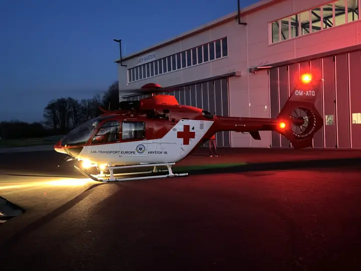 Záchranářský vrtulník večer před hangárem