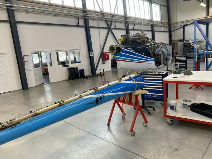Vrtulníky v hangáru Easy Aviation