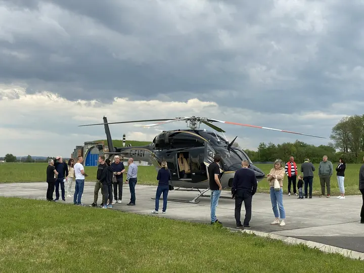 Návštěvníci u vrtulníku na letišti